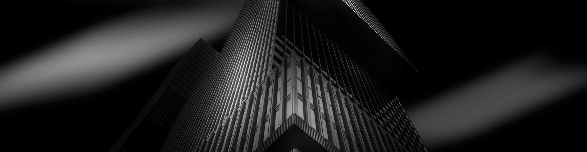 Façade d'un immeuble de bureaux moderne dans un quartier d'affaires