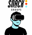 Illustration moderne d'une personne portant un casque de réalité virtuelle sur fond vert, associée au logo Snack Groupe, représentant les solutions d'immersion VR.
