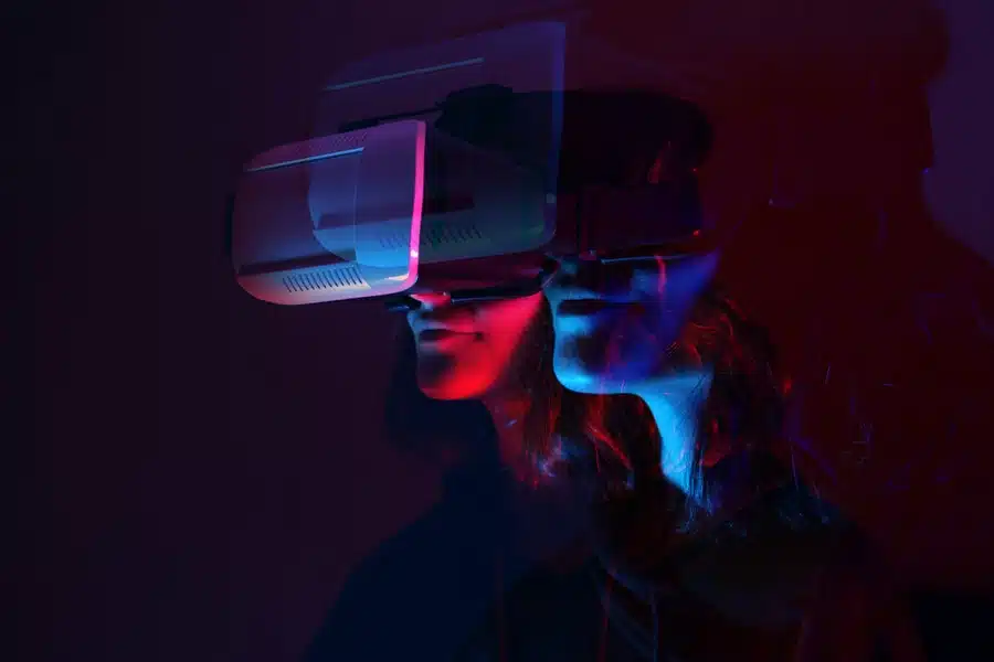 Utilisateur qui découvre une expérience de réalité virtuelle et augmentée