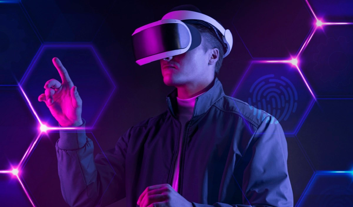 Casque de réalité virtuelle et scène immersive illustrant un projet de production XR