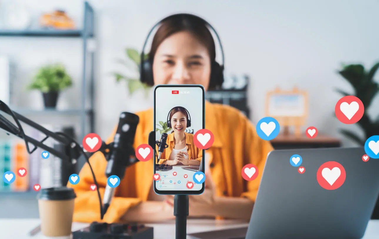 Intervenante en direct face caméra avec micro et smartphone lors d'un live professionnel