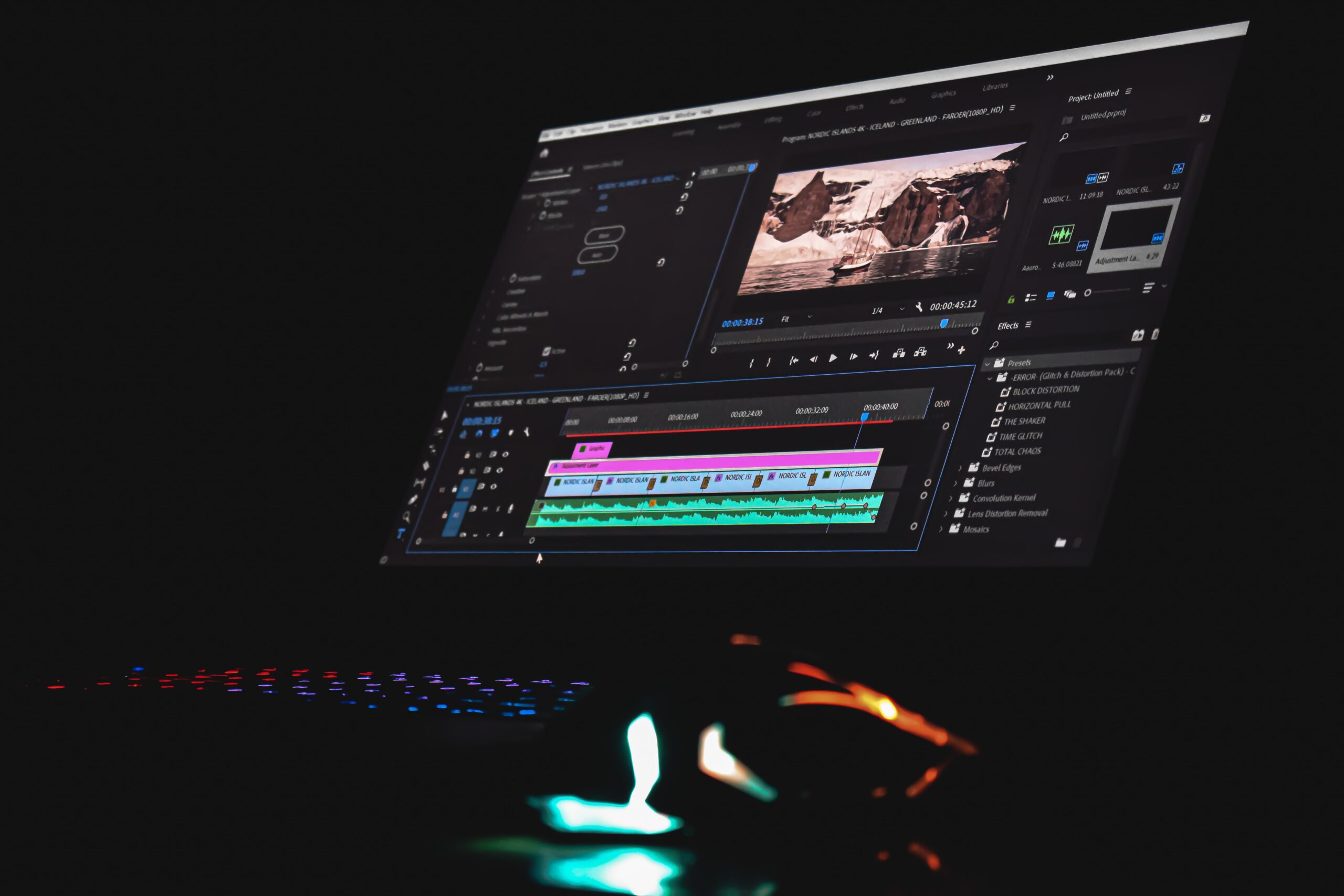 Logiciel de montage vidéo affiché sur un écran dans une pièce sombre
