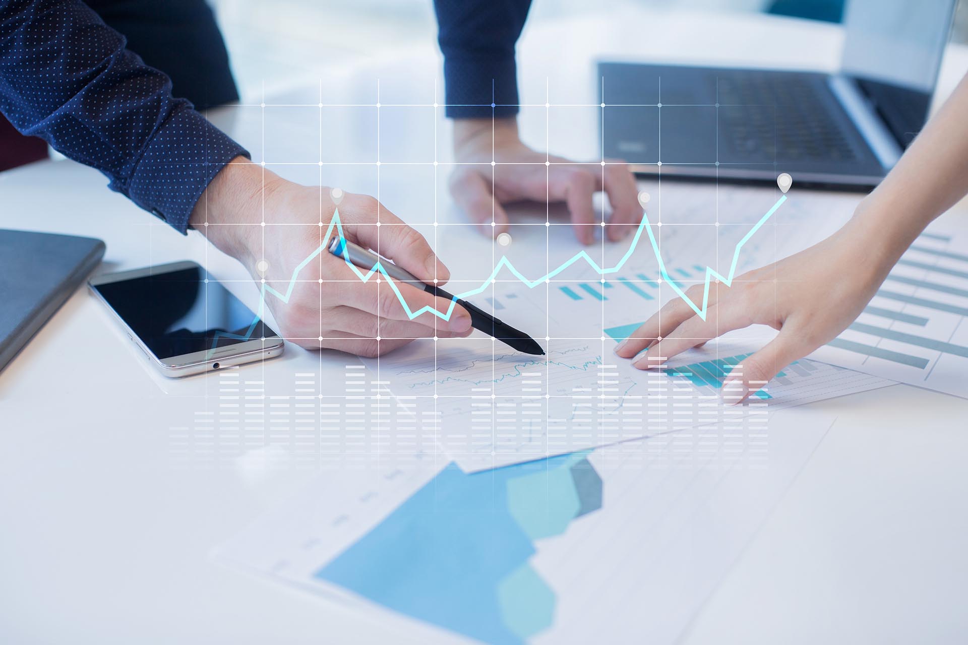 Analyse de rapports de performance SEO sur un poste de travail