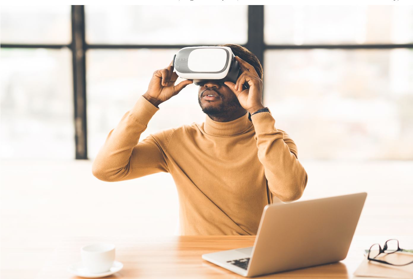 Collaborateur équipé d'un casque de réalité virtuelle pendant une session de formation en entreprise