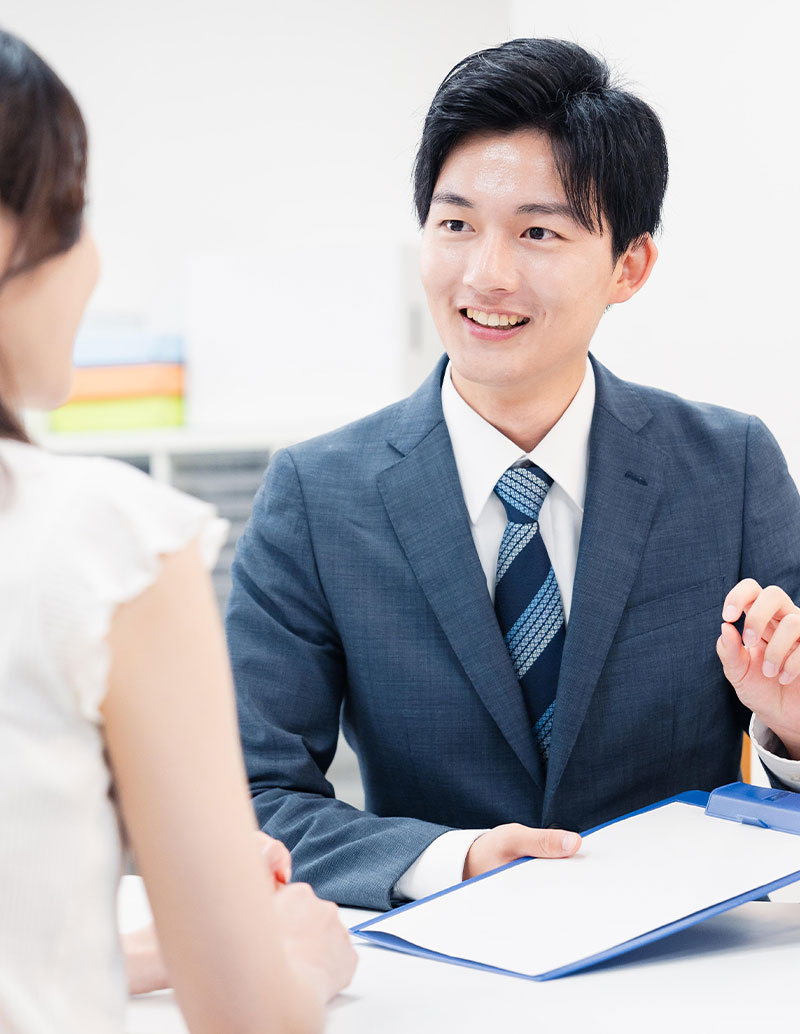 Homme d'affaires japonais en entretien avec une partenaire dans un bureau