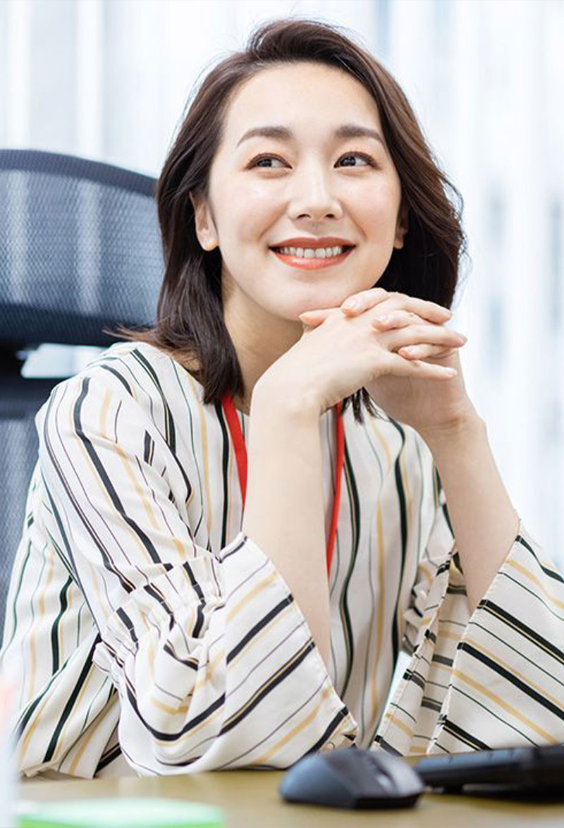 Cliente japonaise souriante dans un environnement de travail soigné