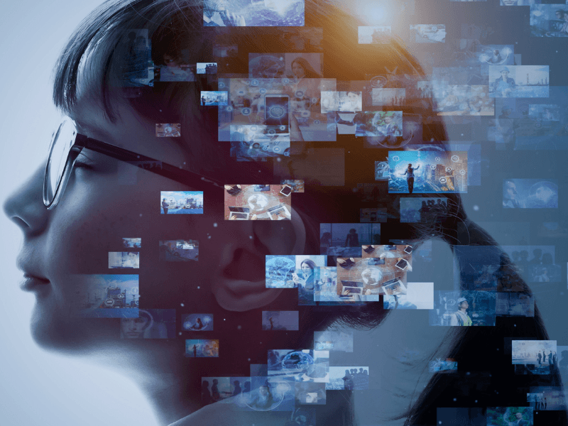 Profil d'une personne dont le visage se fragmente en multiples images numériques